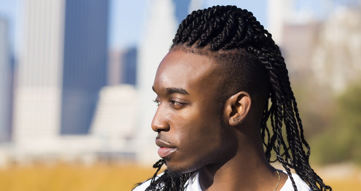 Homem com trança twist no cabelo